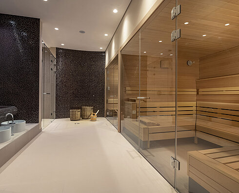 Spa moderne avec sauna en verre, coins détente confortables et ambiance raffinée au Maritim Hotel Ingolstadt.