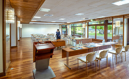 Sala moderna con luz natural y servicio en el Maritim Hotel Titisee