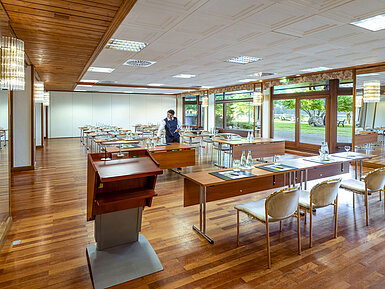 Salle de réunion moderne avec lumière naturelle et service à l'hôtel Maritim Titisee