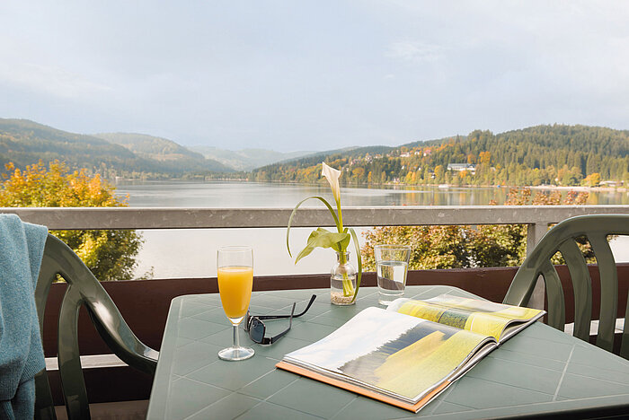 Colazione sul balcone con vista sul lago Titisee al Maritim Hotel Titisee nella Foresta Nera