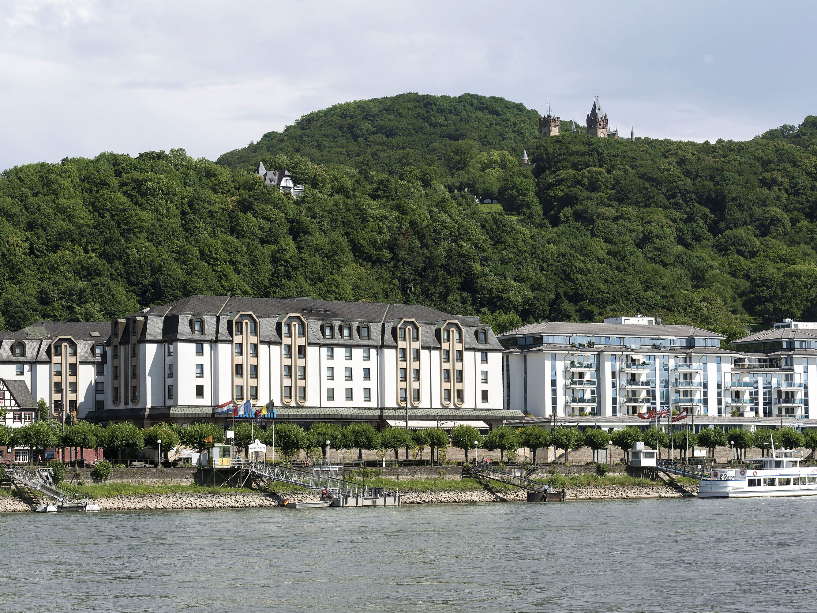 Vista exterior del Maritim Hotel Königswinter con vistas al Drachenfels y al Rin.