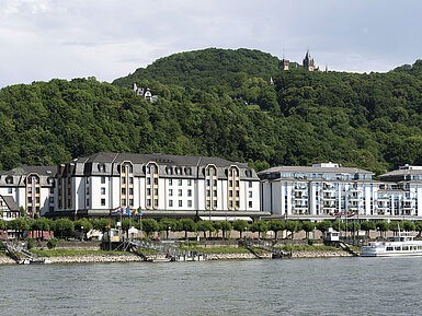 Vista exterior del Maritim Hotel Königswinter con vistas al Drachenfels y al Rin.