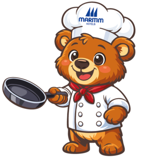 Cartoon bear in a chef outfit holding a frying pan and wearing a Maritim chef’s hat.