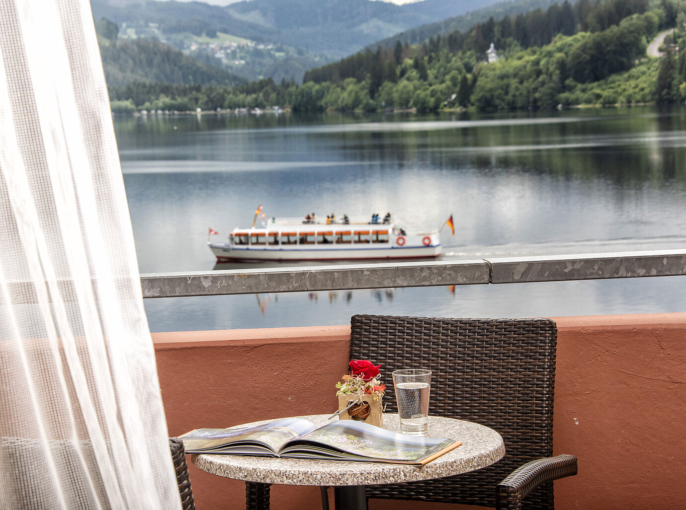 Balcone con vista sul lago Titisee e battello in movimento al Maritim Hotel
