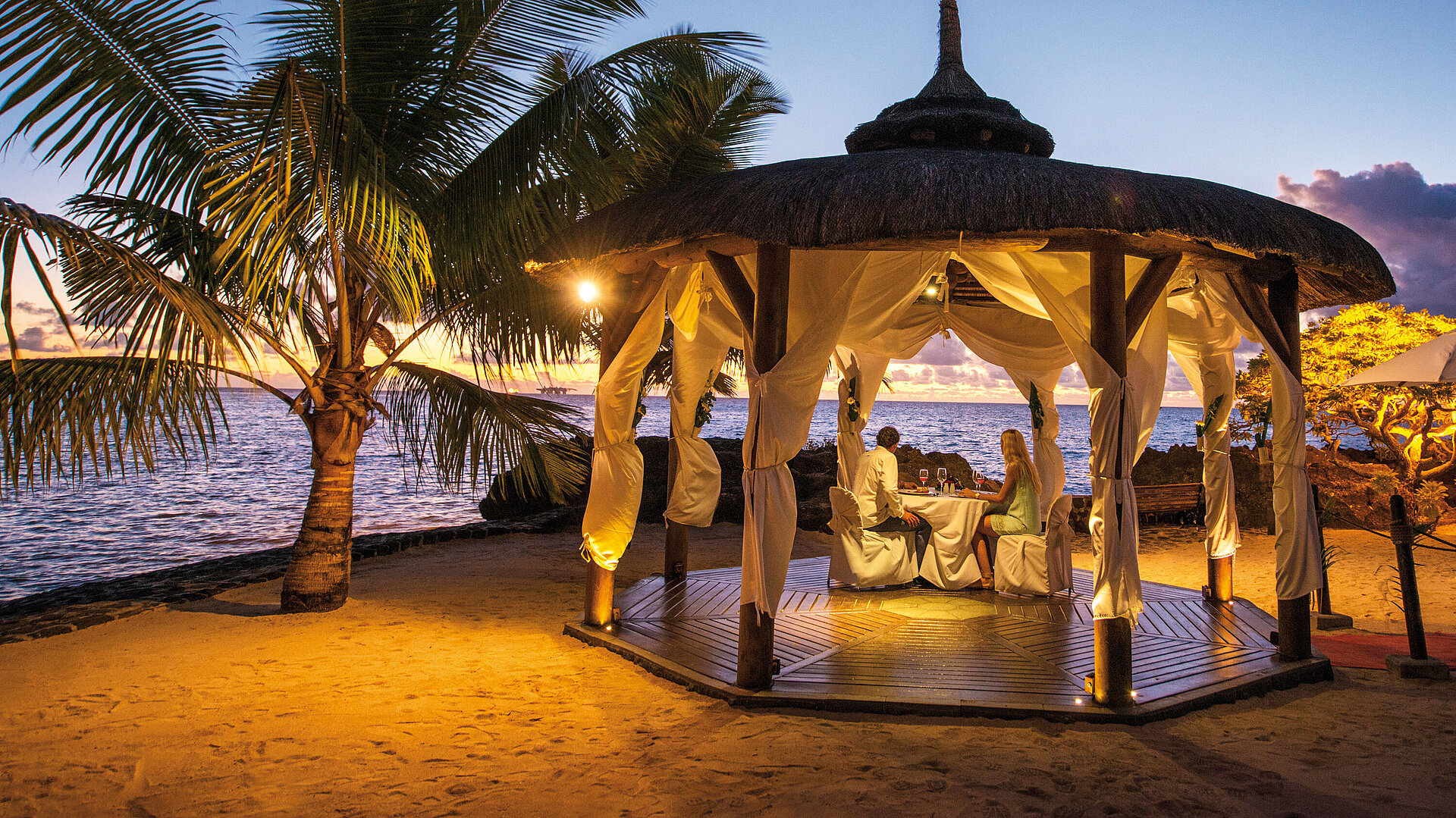 Romantic Dinner Private dinner in a beach pavilion with sea views at sunset