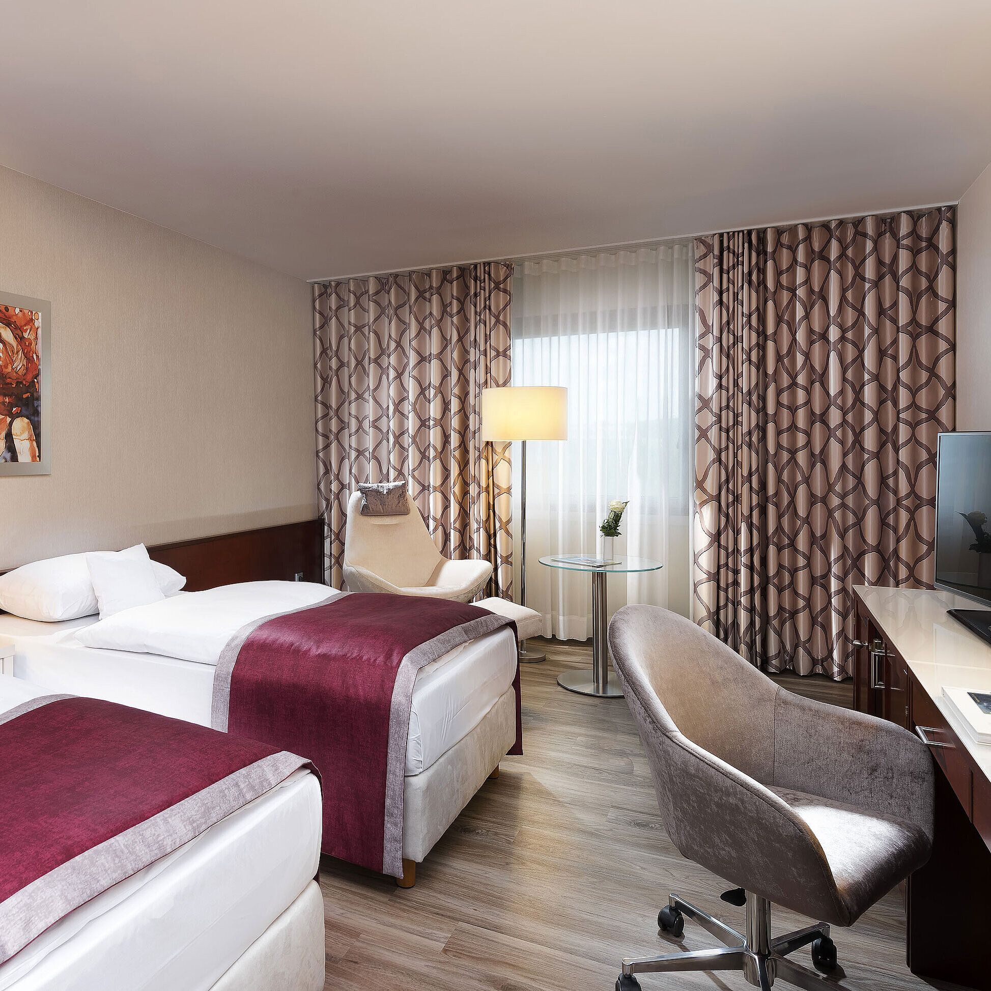 Habitación Classic Habitación doble clásica sin alfombra en el Maritim Hotel Bonn, con escritorio, sillones y comodidades modernas.