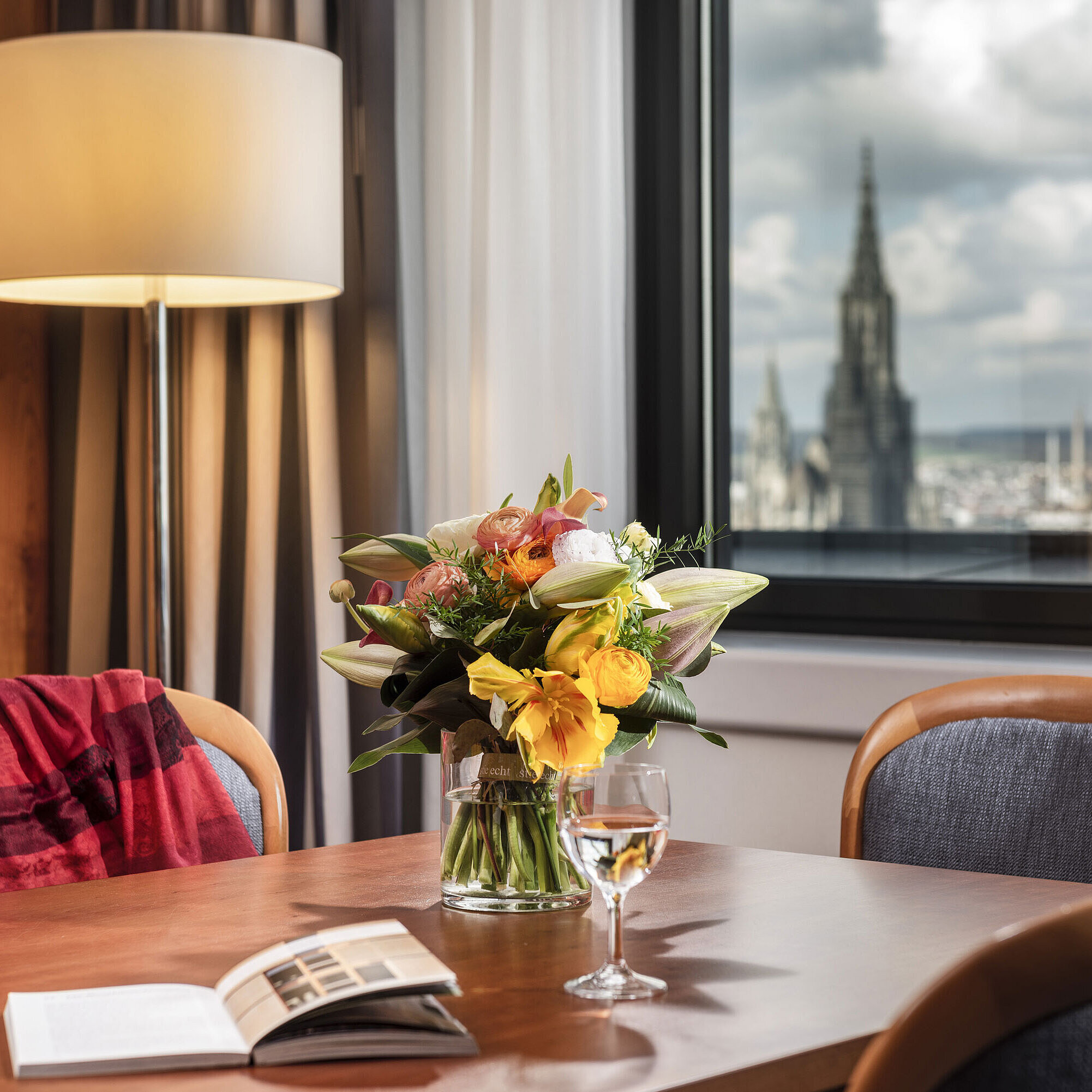 Bouquet sur table dans la Suite Junior du Maritim Hotel Ulm avec vue sur la cathédrale d’Ulm