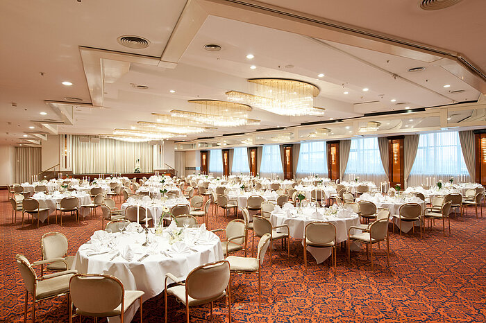 Salle de banquet élégante avec lustres, tables festives et ambiance raffinée au Maritim Hotel Magdeburg.
