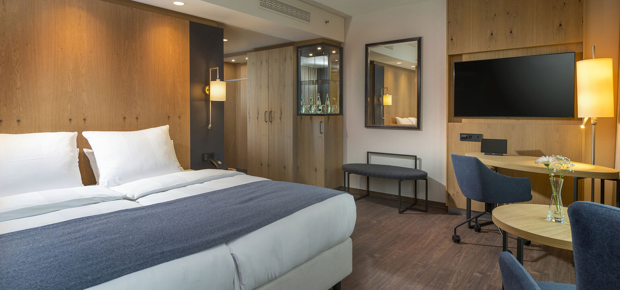 Bright and modern double room at Maritim Hotel Ingolstadt with stylish decor and a desk.