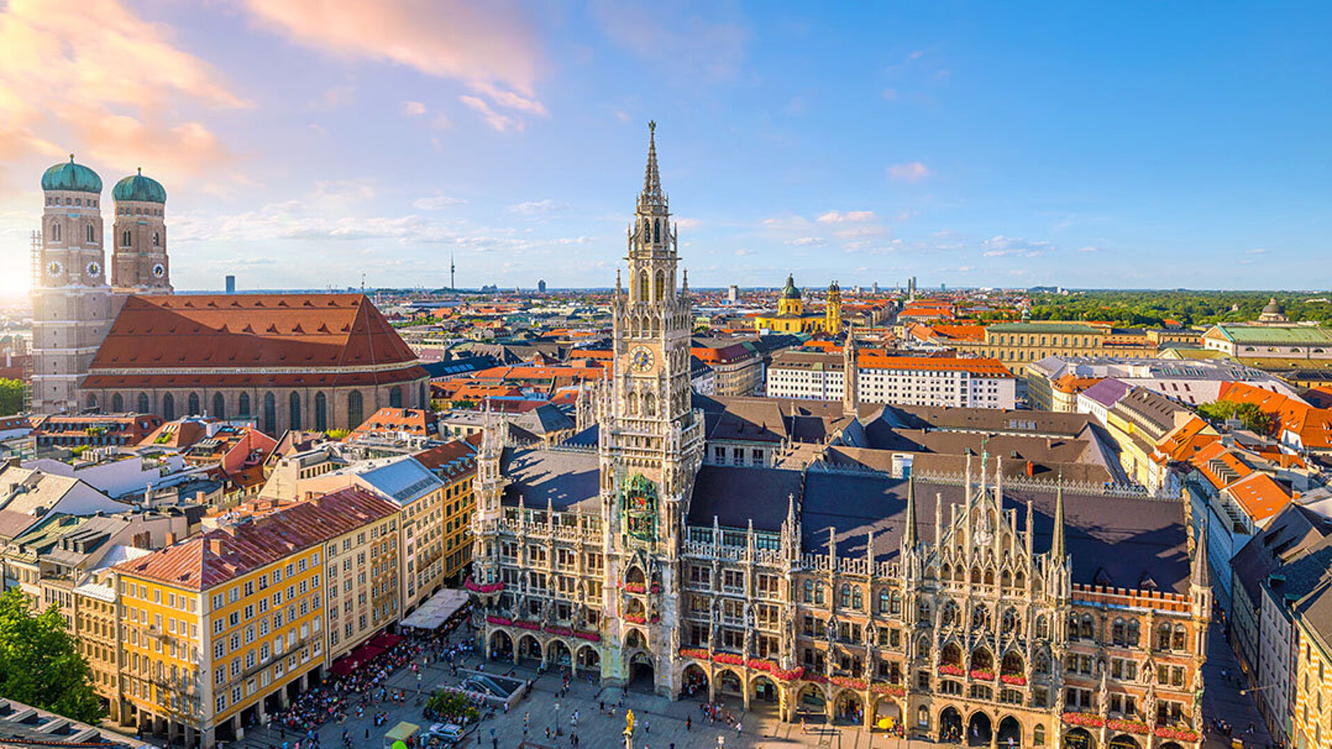 © f11photo - AdobeStock.com Vista de Marienplatz en Múnich con el Nuevo Ayuntamiento y la Frauenkirche en un día soleado