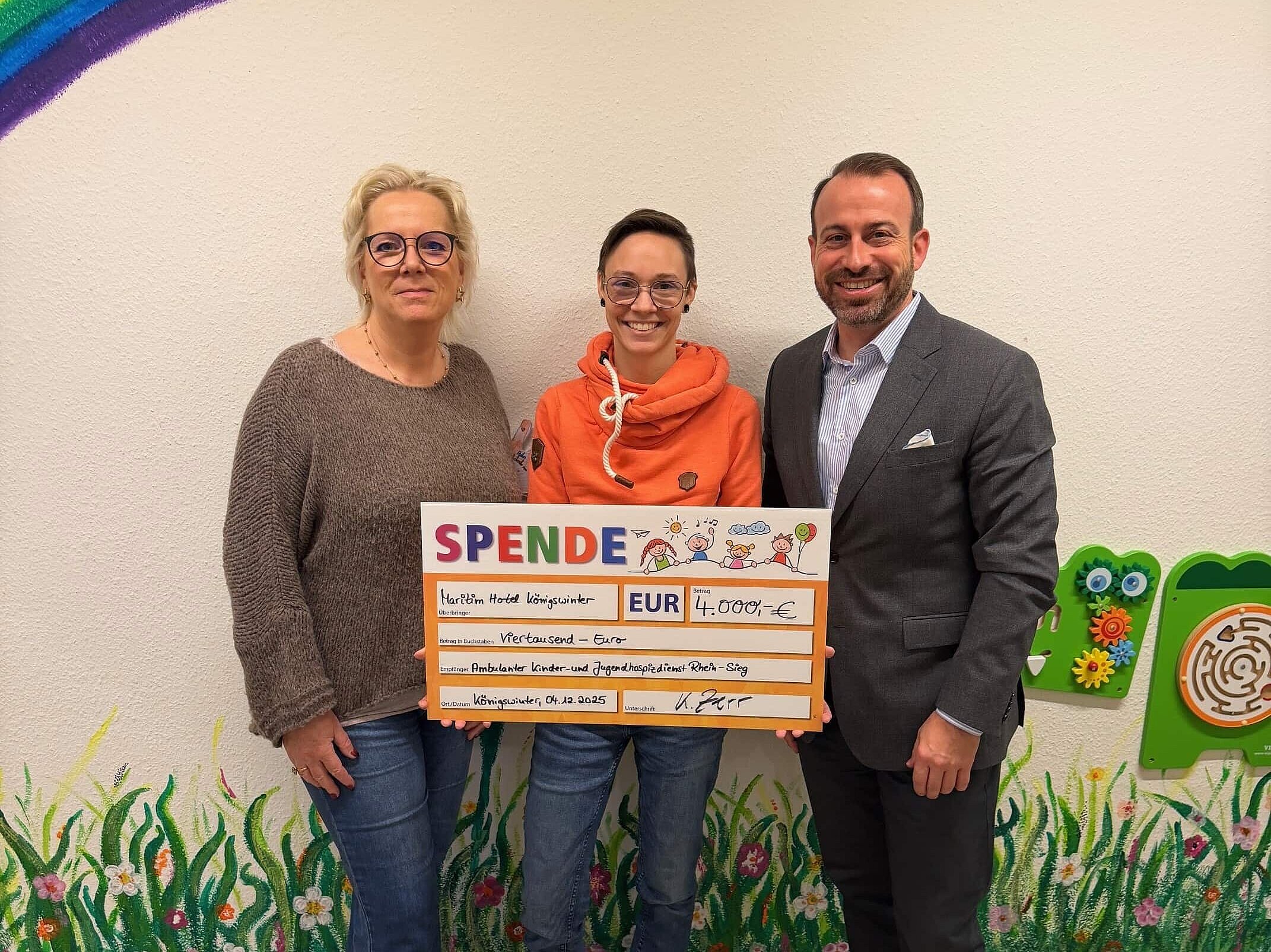 ProTomorrow presents a cheque to the Rhein-Sieg Children’s and Youth Hospice