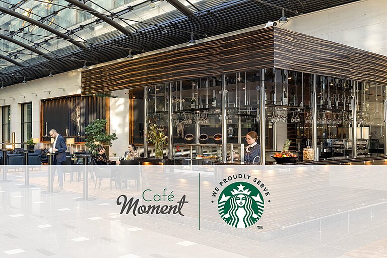 Café Moment con bancone moderno, area salotto e selezione di caffè Starbucks