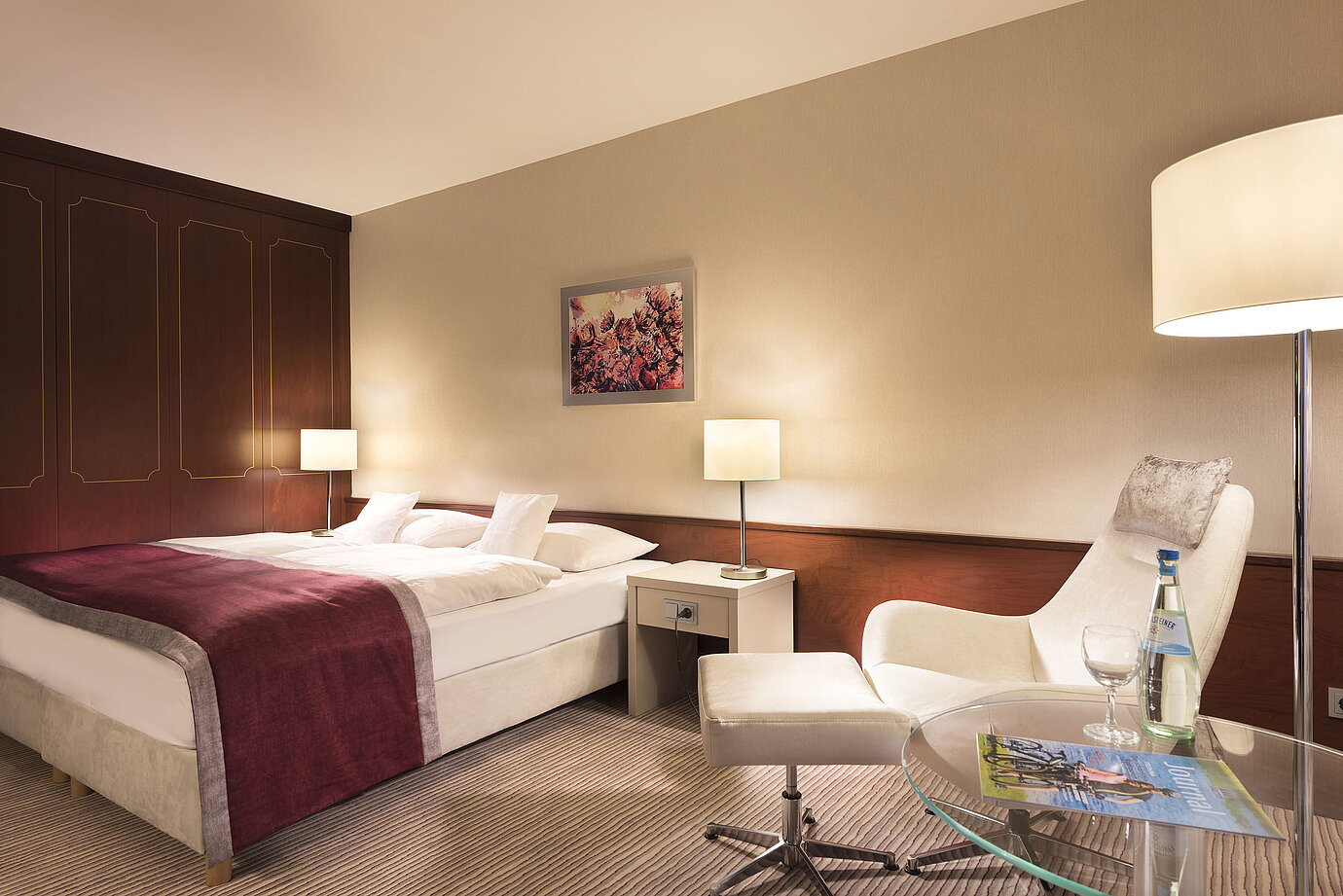 Habitación clásica en el Maritim Hotel Bonn, amueblada cómodamente con cama doble, sillón, mesa e iluminación moderna.