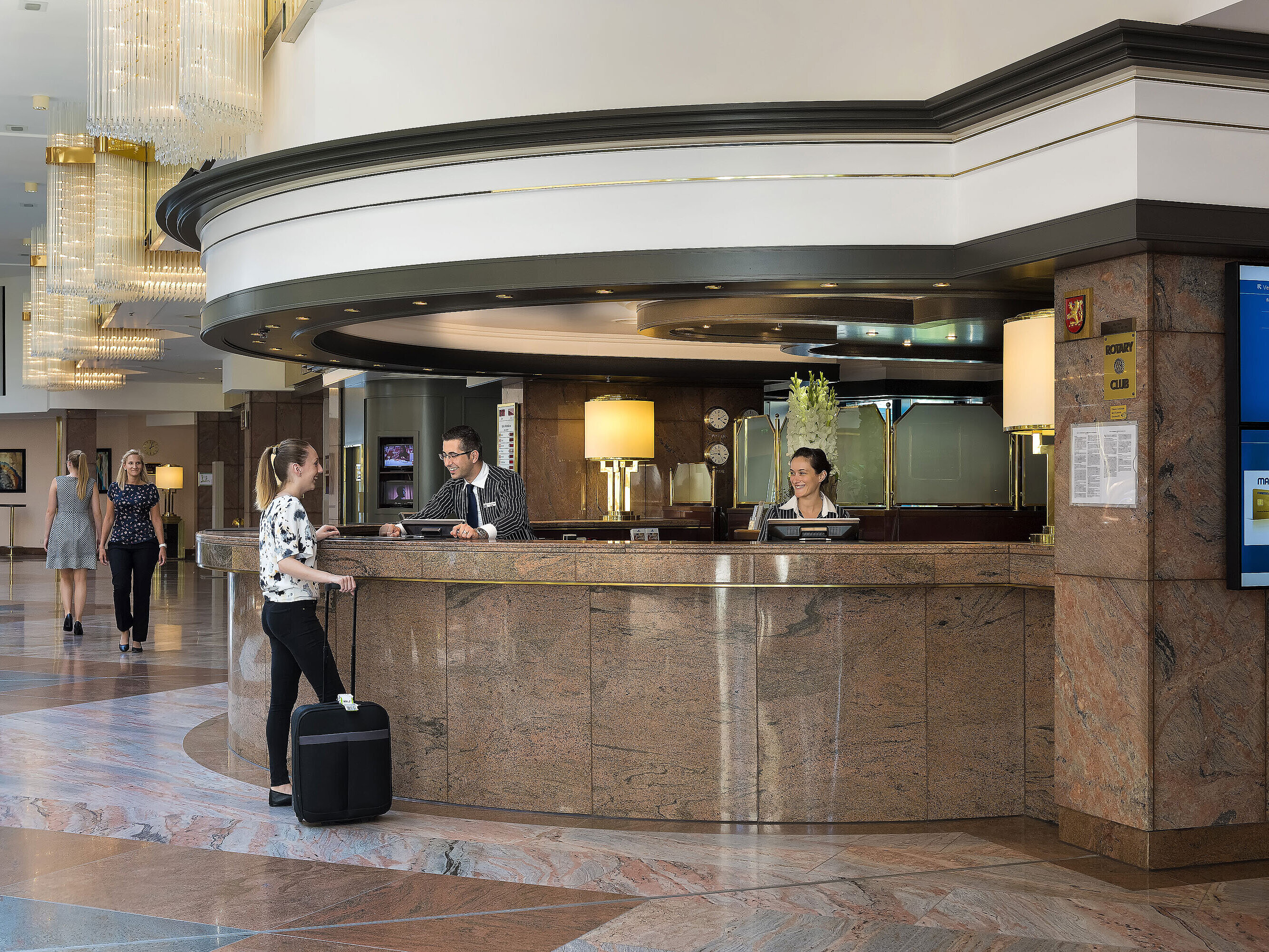 Acogedora bienvenida en la recepción del Maritim Hotel Hannover con diseño elegante y servicio amable.
