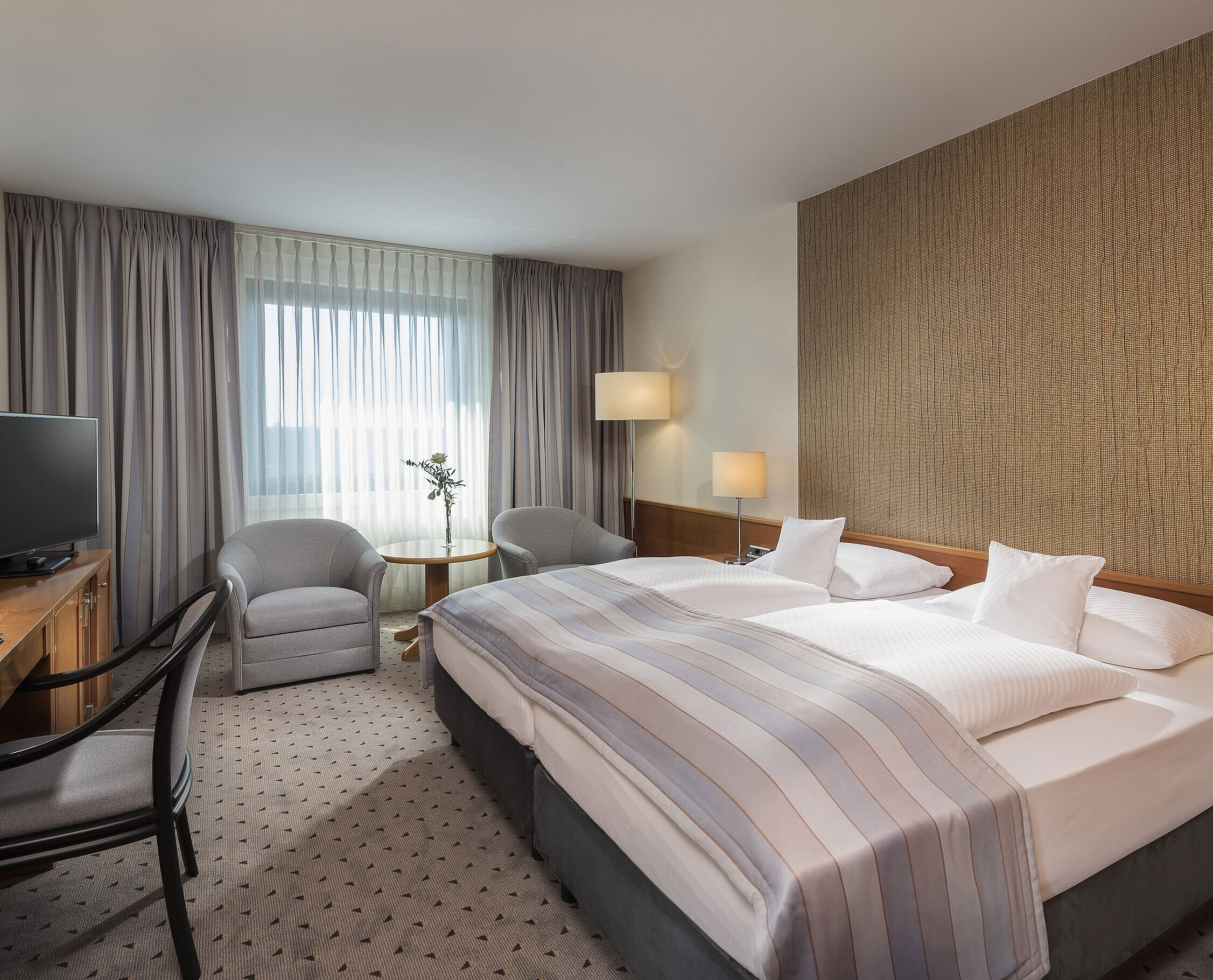 Habitación Classic Habitación doble Classic moderna con cama doble acogedora, zona de estar y escritorio en el hotel Maritim Hannover.