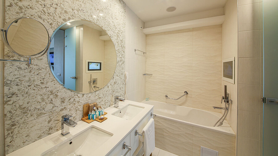 Bathroom Executive apartment | Maritim Hotel Paradise Blue Albena