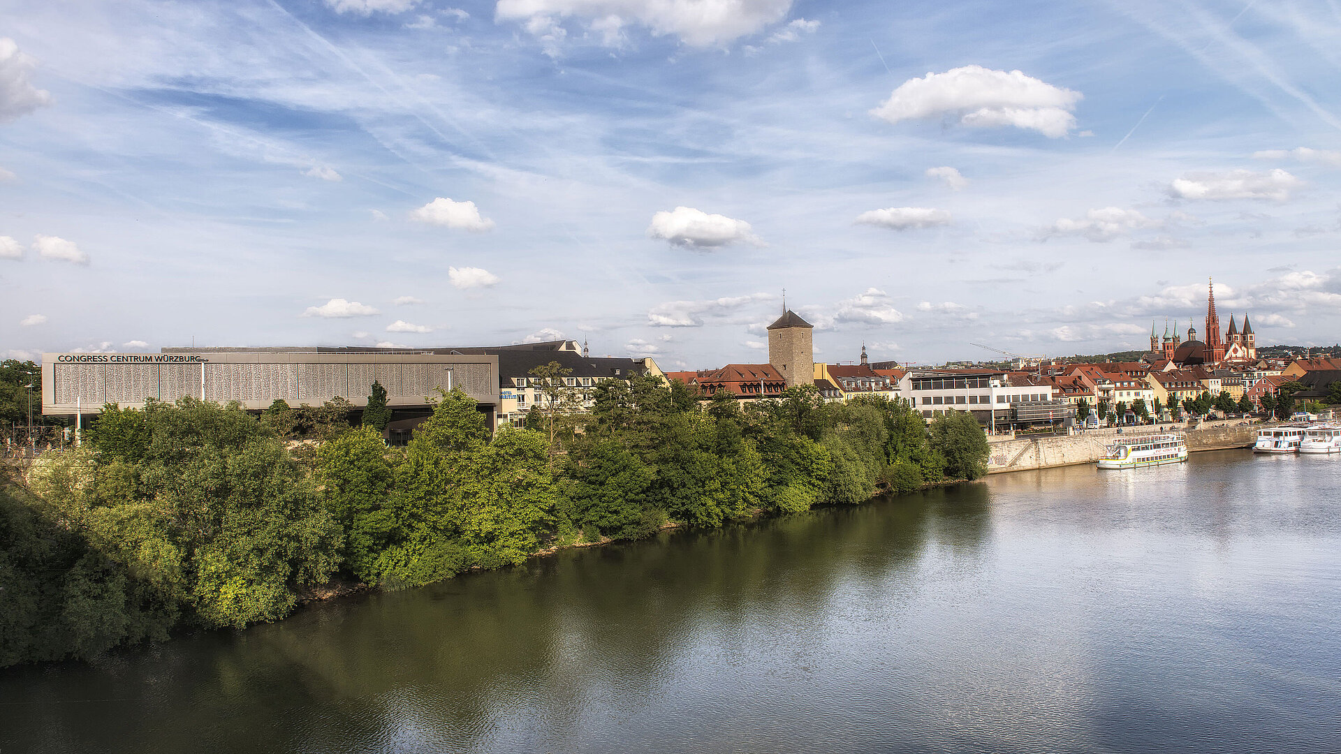 Congress Centrum Würzburg con vista al río Meno, casco antiguo y torres históricas