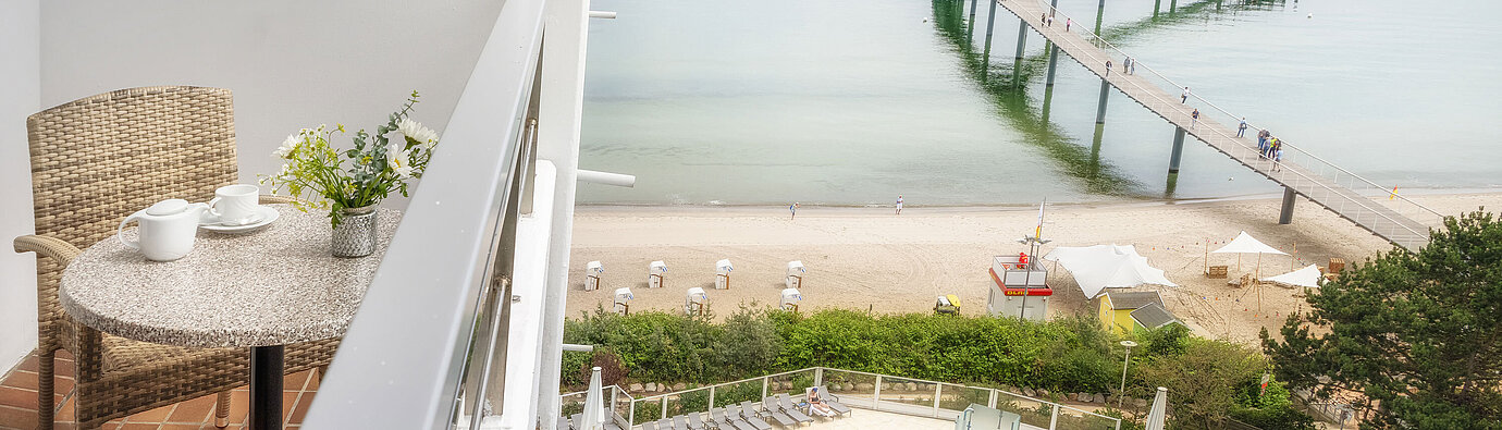 Balcone al Maritim Seehotel Timmendorfer Strand con vista su piscina, spiaggia e molo
