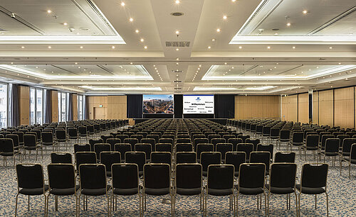 Grande sala conferenze presso Maritim proArte Hotel Berlino con posti a sedere per un grande evento o conferenza.