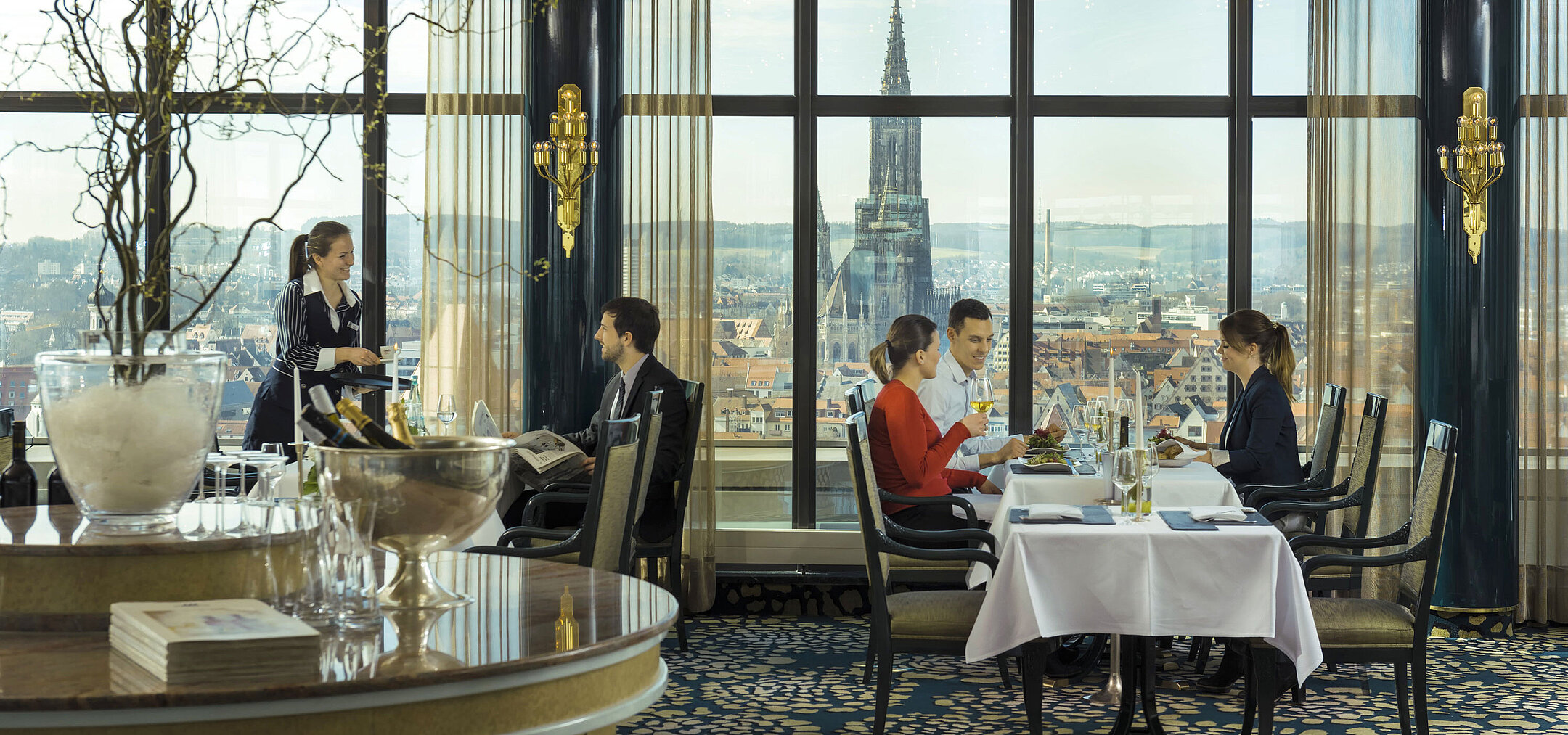 Repas avec vue sur la cathédrale d'Ulm au restaurant panoramique du Maritim Hotel Ulm