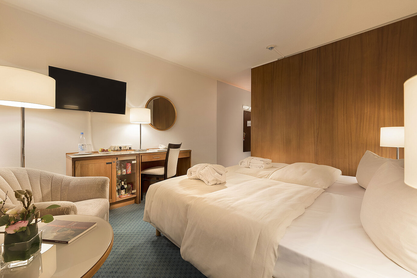 Classic room at Maritim Seehotel Timmendorfer Strand with twin beds, minibar, desk, TV, and seating area.
