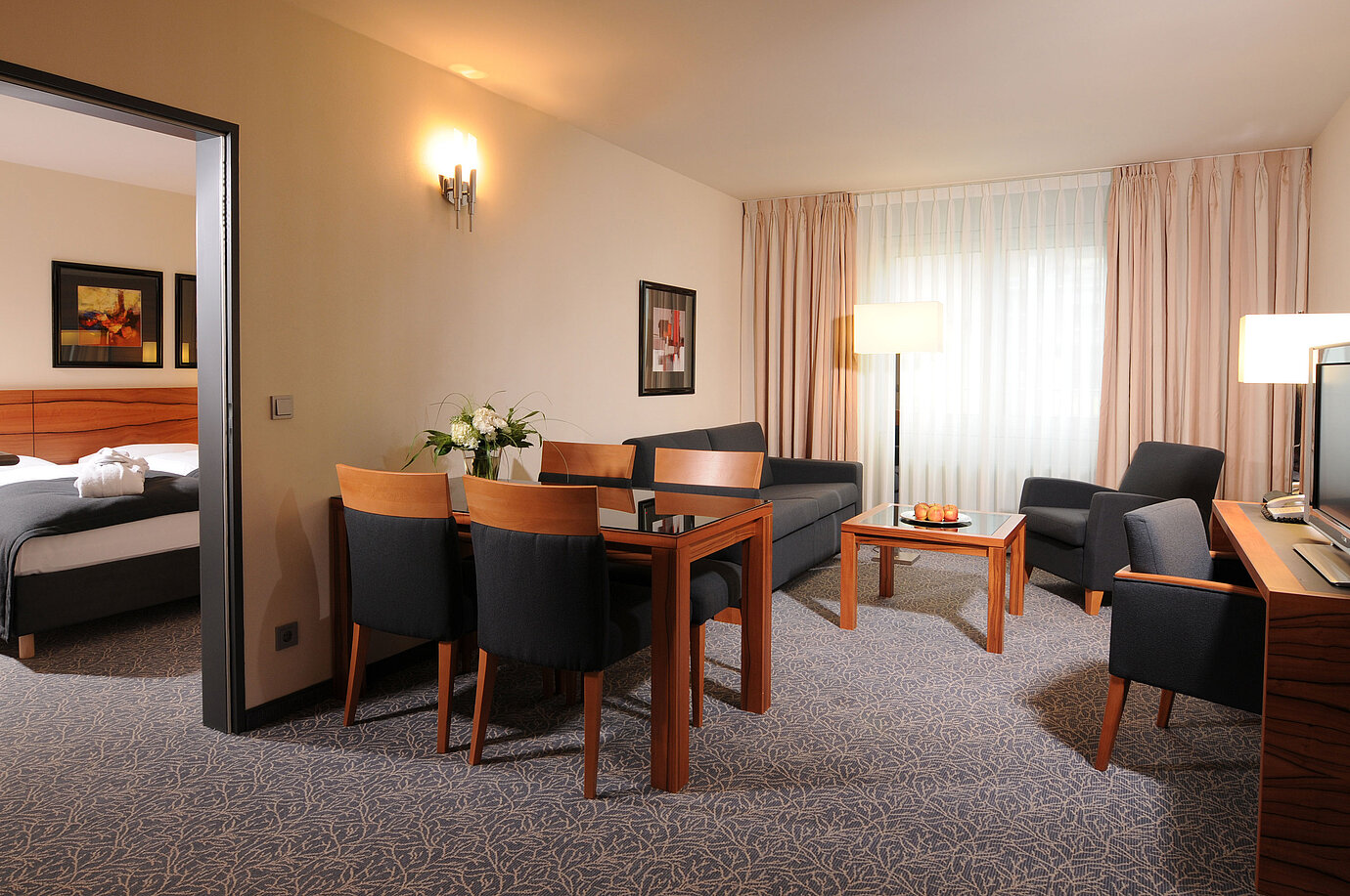 Suite amplia con salón, mesa de comedor y dormitorio independiente en Maritim Hotel Múnich