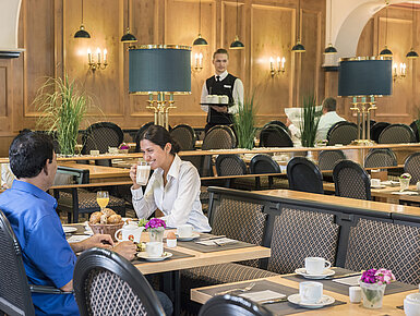 Guests enjoying the breakfast buffet at the "Rôtisserie" restaurant of Maritim Hotel Bonn with freshly prepared dishes.