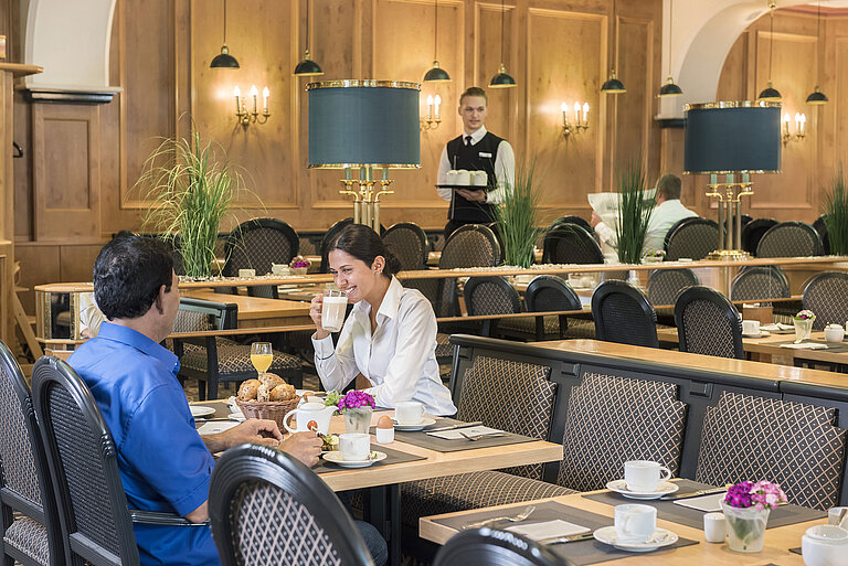 Huéspedes disfrutando del buffet de desayuno en el restaurante "Rôtisserie" del Maritim Hotel Bonn con platos recién preparados.