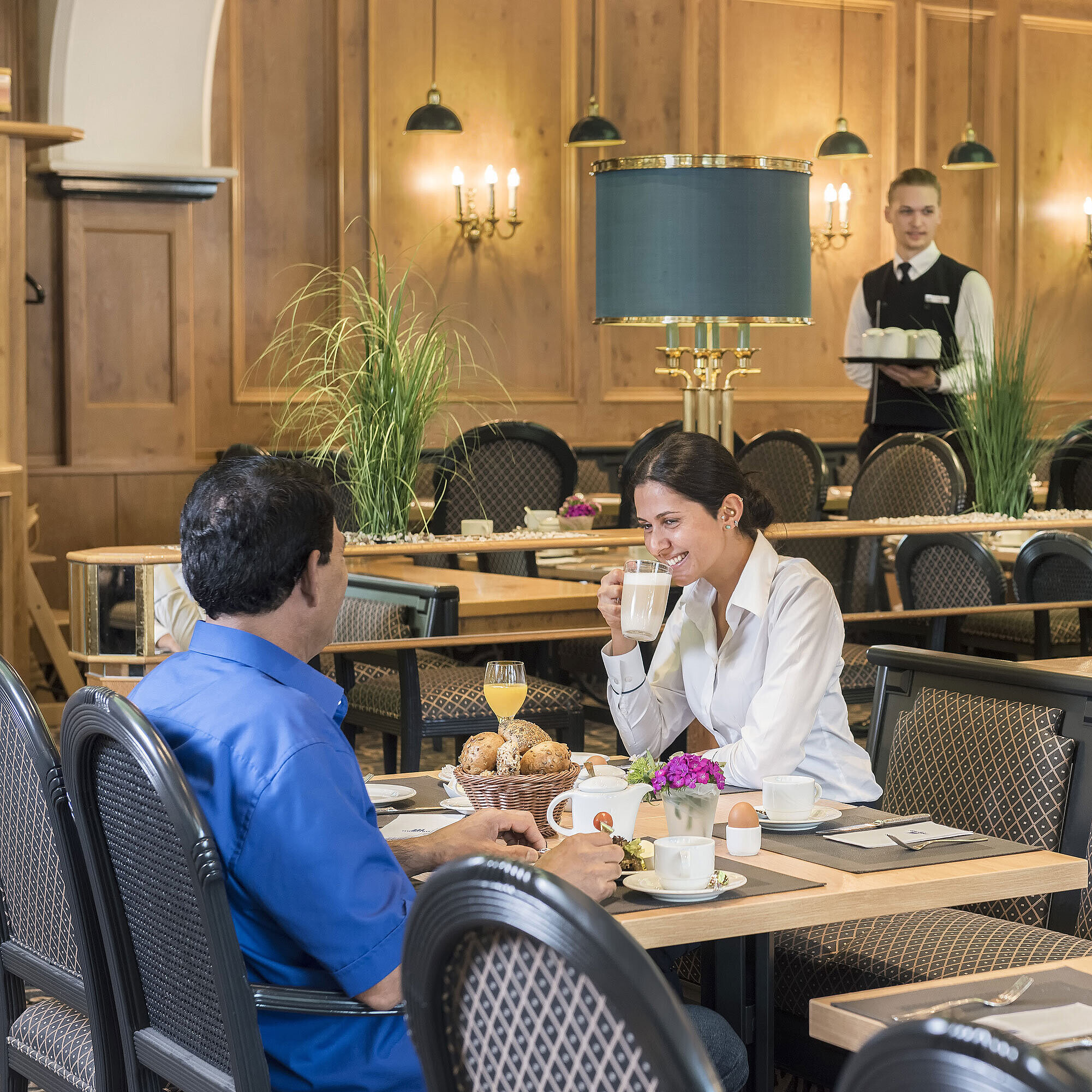 Guests enjoying the breakfast buffet at the "Rôtisserie" restaurant of Maritim Hotel Bonn with freshly prepared dishes.