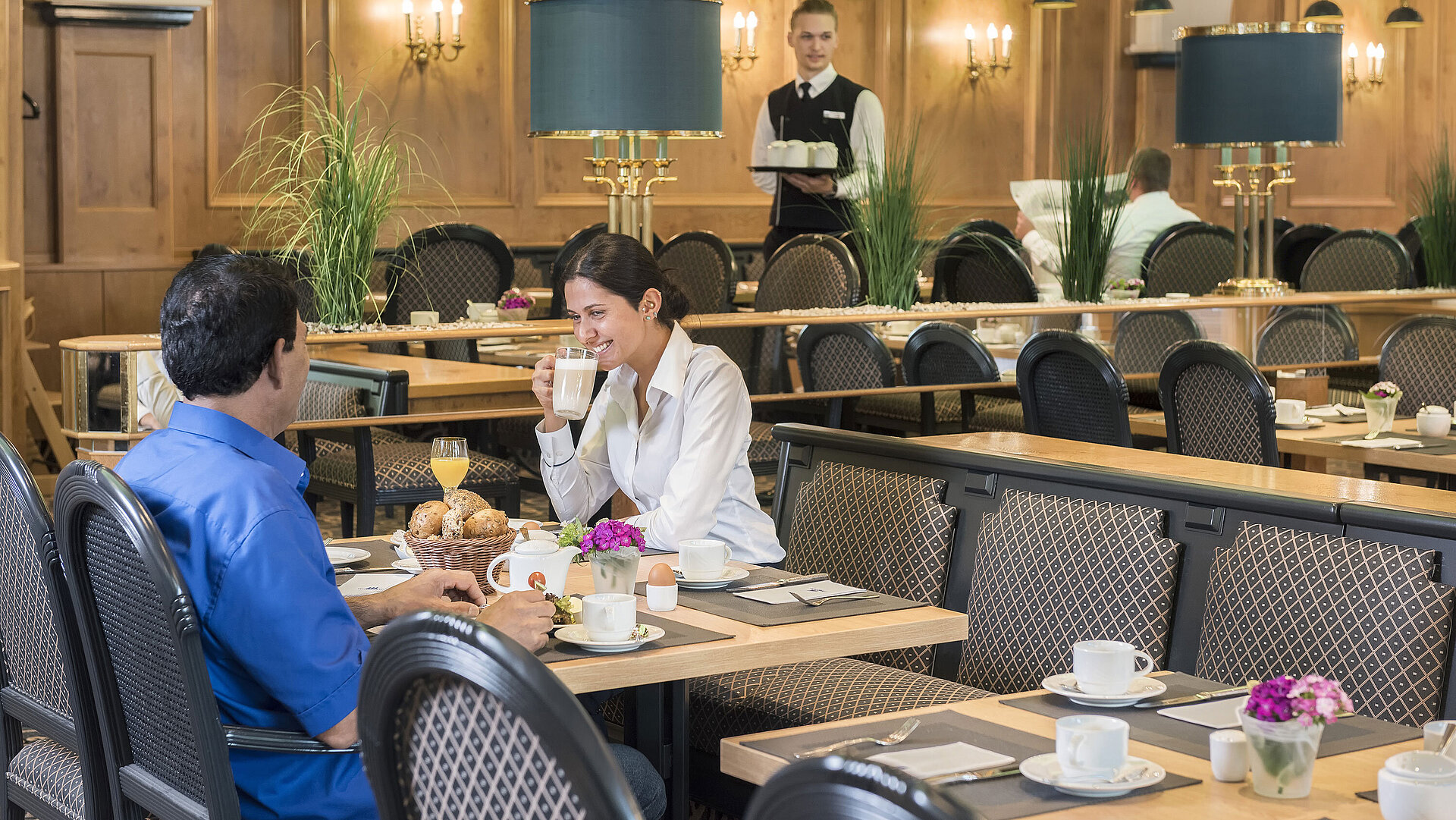 Huéspedes disfrutando del buffet de desayuno en el restaurante "Rôtisserie" del Maritim Hotel Bonn con platos recién preparados.