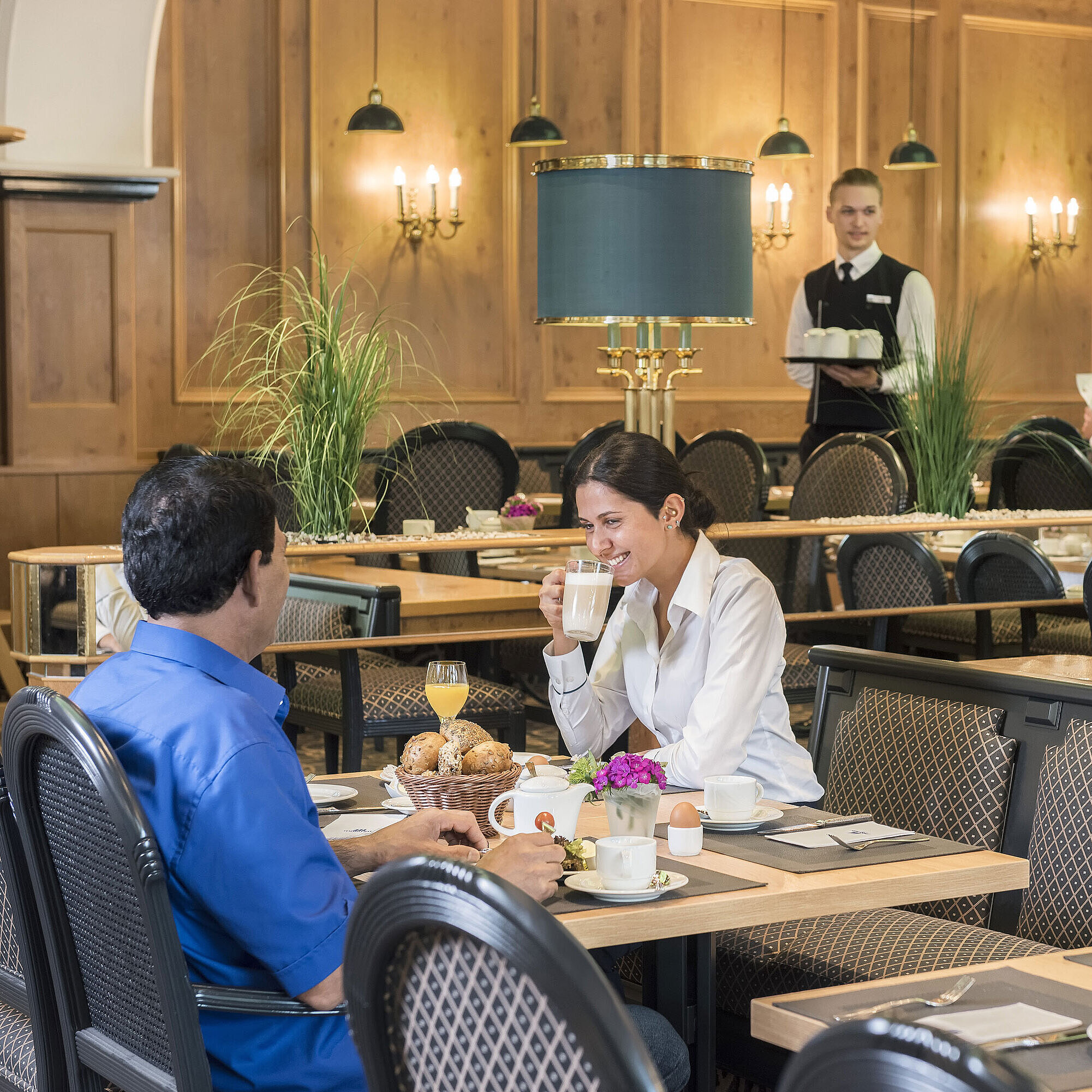 Des clients profitent du buffet de petit-déjeuner au restaurant "Rôtisserie" de l'hôtel Maritim Bonn avec des plats fraîchement préparés.