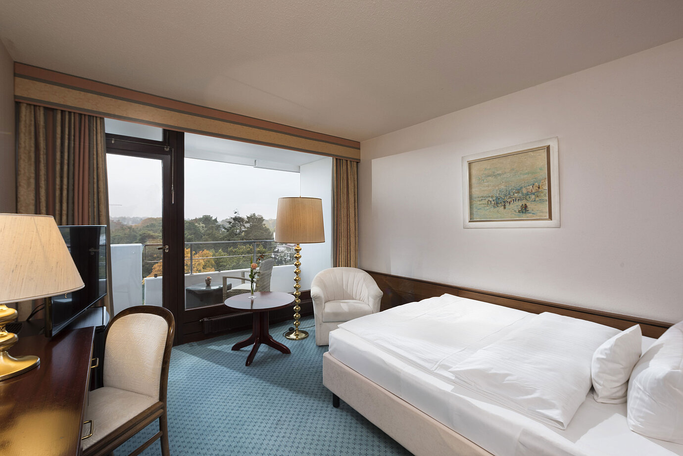 Single room at Maritim Seehotel Timmendorfer Strand with balcony, land view, and desk.