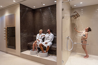 Espace bien-être de l'hôtel Maritim Ingolstadt avec bains de pieds, douche sensorielle et ambiance relaxante.