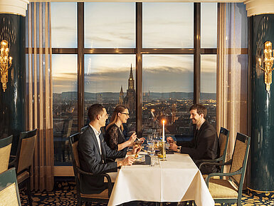 Clients dînent avec vue sur la cathédrale d’Ulm au restaurant de l’hôtel Maritim Ulm