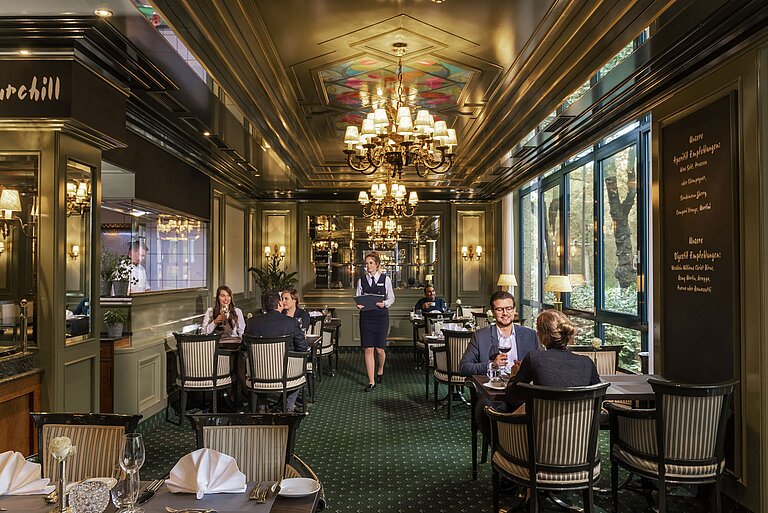 Ristorante "L'Echalote" Ospiti che gustano piatti raffinati nel ristorante elegante L'Echalote del Maritim Hotel Bremen.
