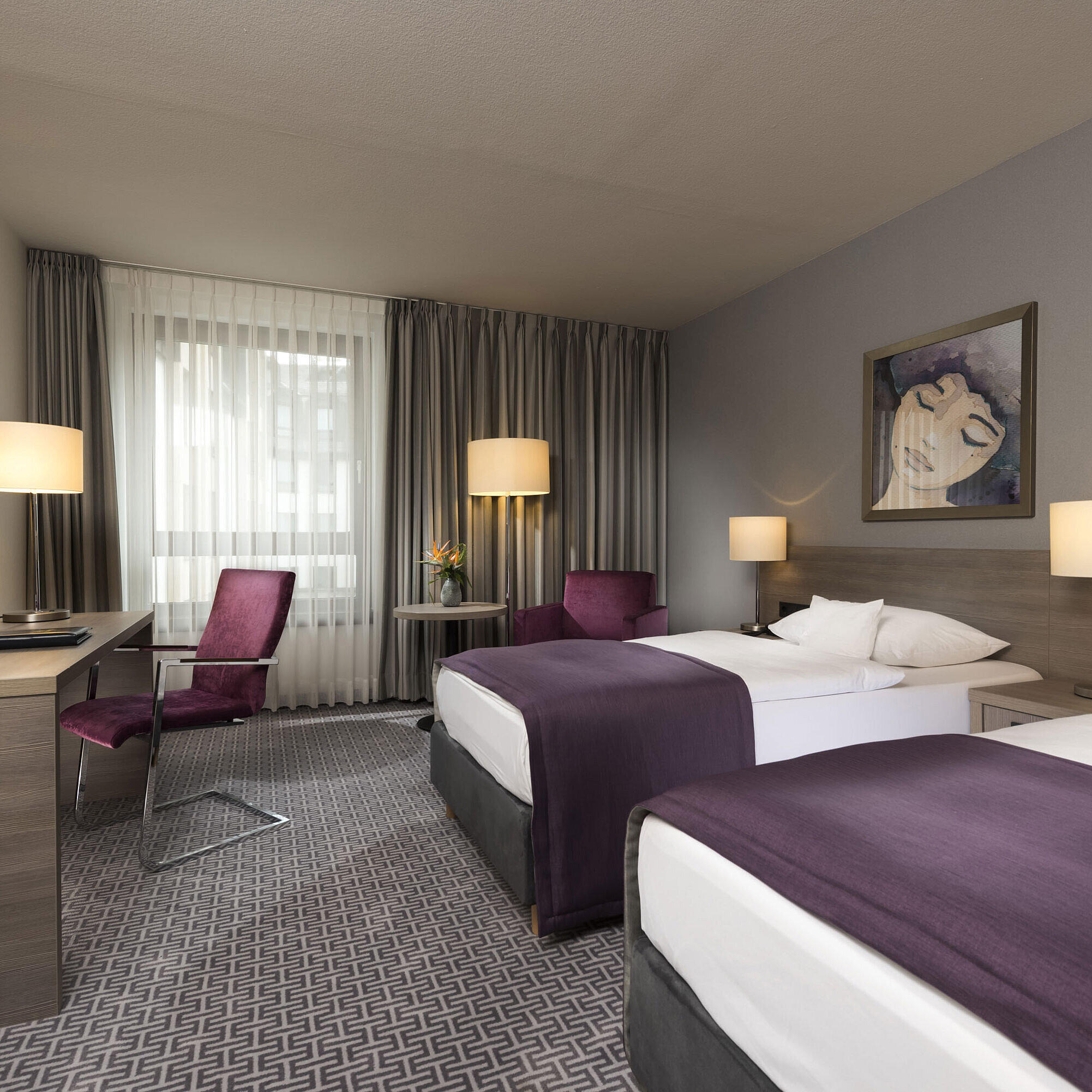 Habitación Classic Habitación doble moderna del Maritim Hotel Königswinter con dos camas, escritorio y decoración elegante.