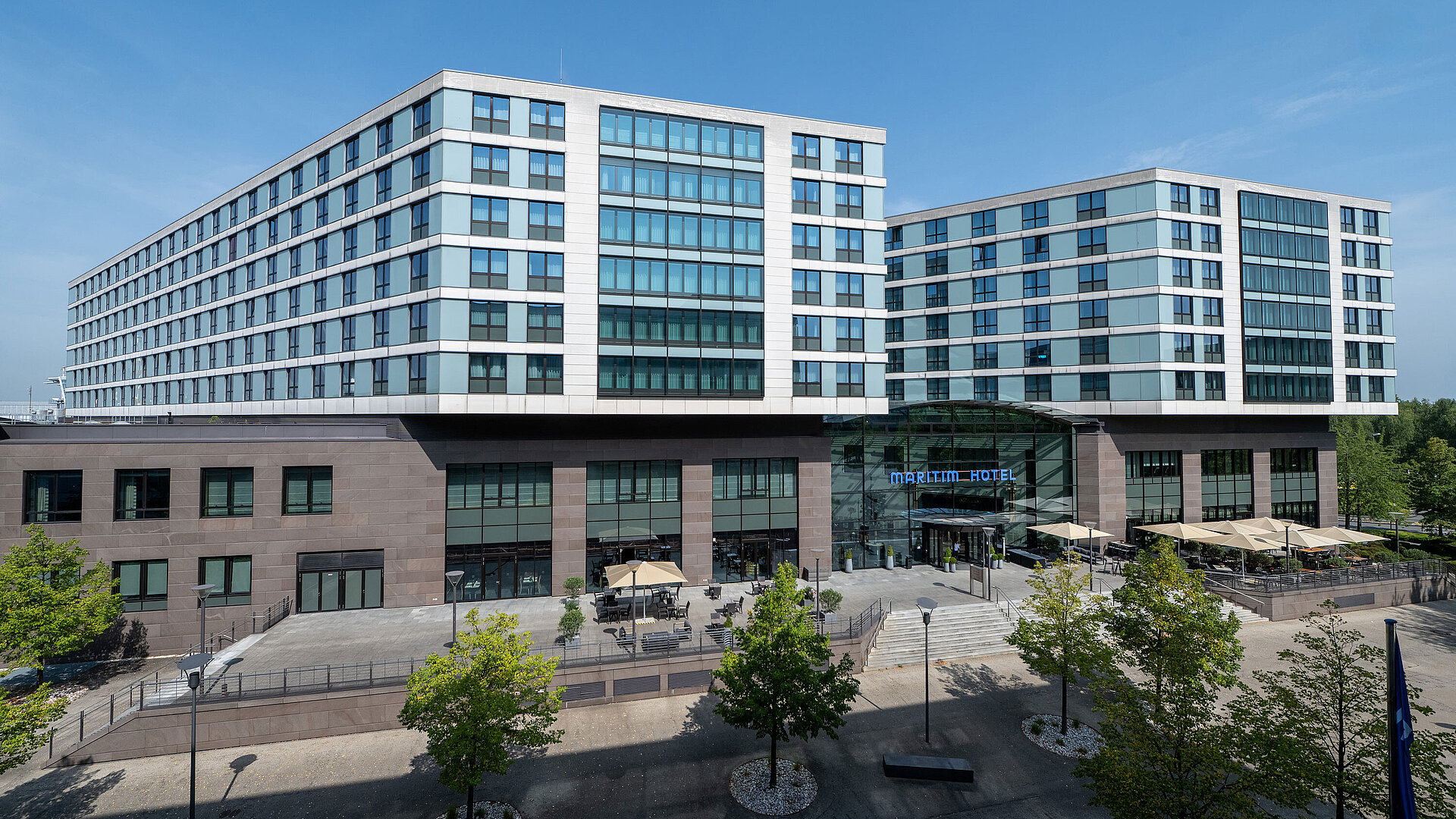 Modern exterior view of Maritim Hotel Düsseldorf with terrace and entrance