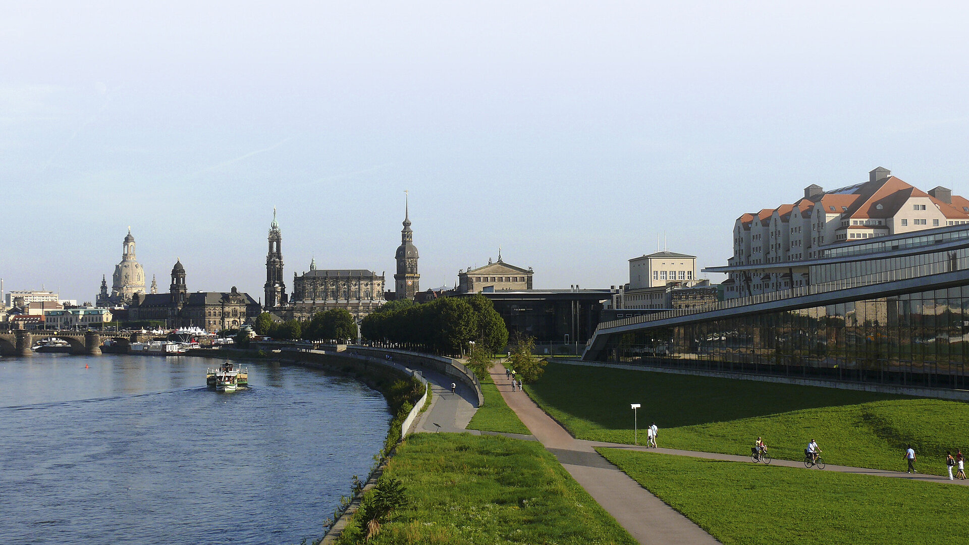 Vue sur la vieille ville historique de Dresde avec l'Elbe et des monuments célèbres sous le soleil.