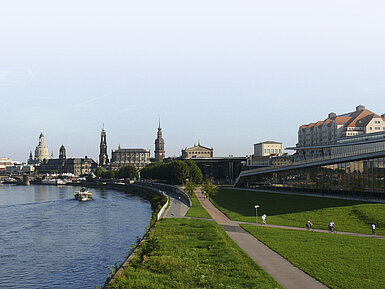 Vue sur la vieille ville historique de Dresde avec l'Elbe et des monuments célèbres sous le soleil.