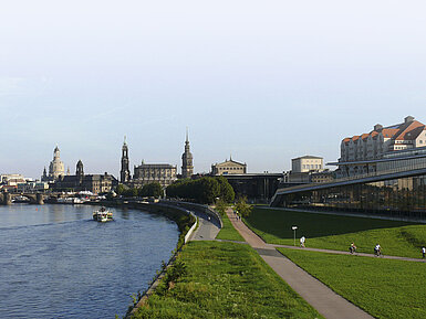 Vue sur la vieille ville historique de Dresde avec l'Elbe et des monuments célèbres sous le soleil.