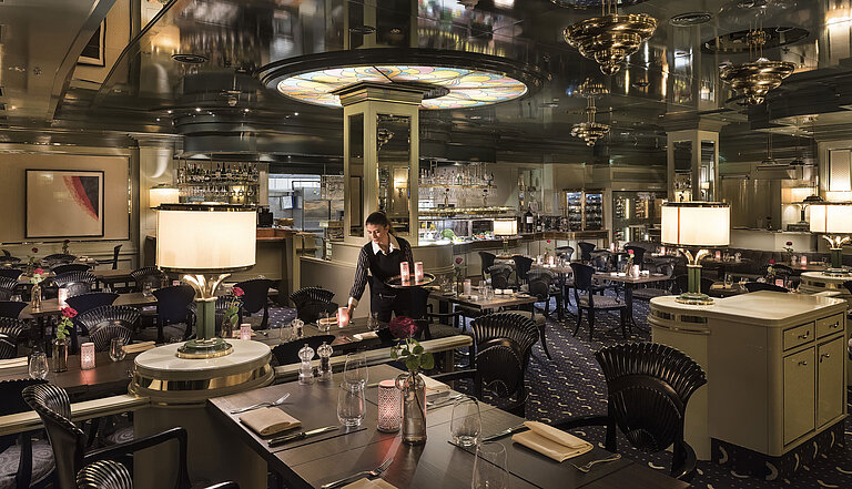 Restaurante elegante con interior clásico, velas y ambiente exclusivo en el Maritim Hotel Hannover.