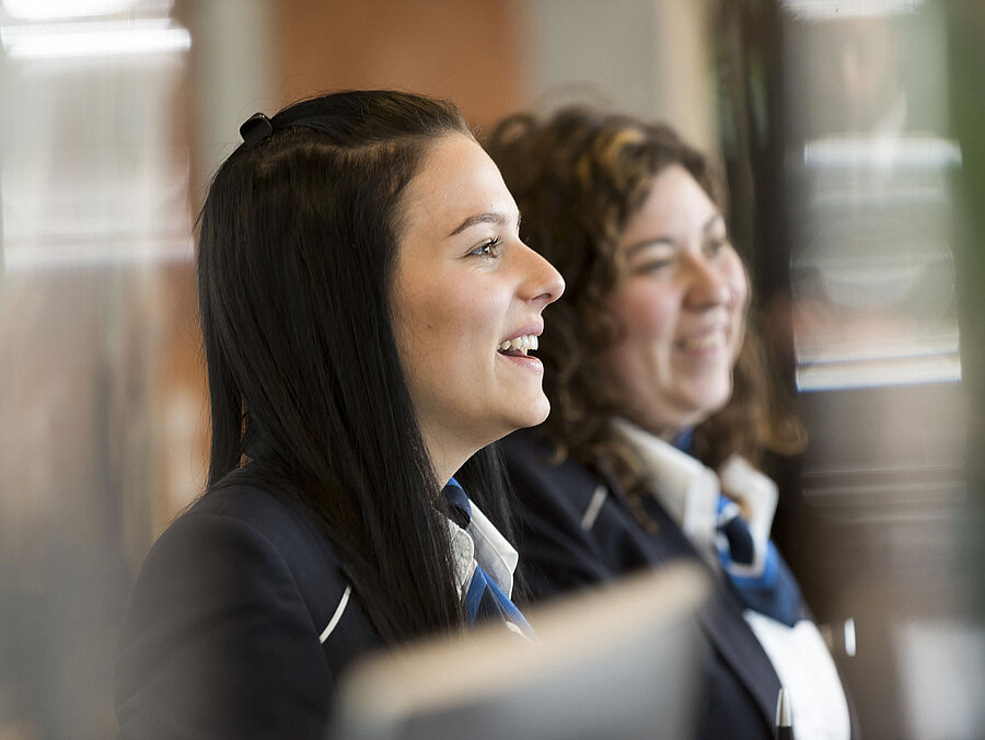 Personnel souriant à la réception de l'hôtel Maritim Frankfurt accueillant les clients.
