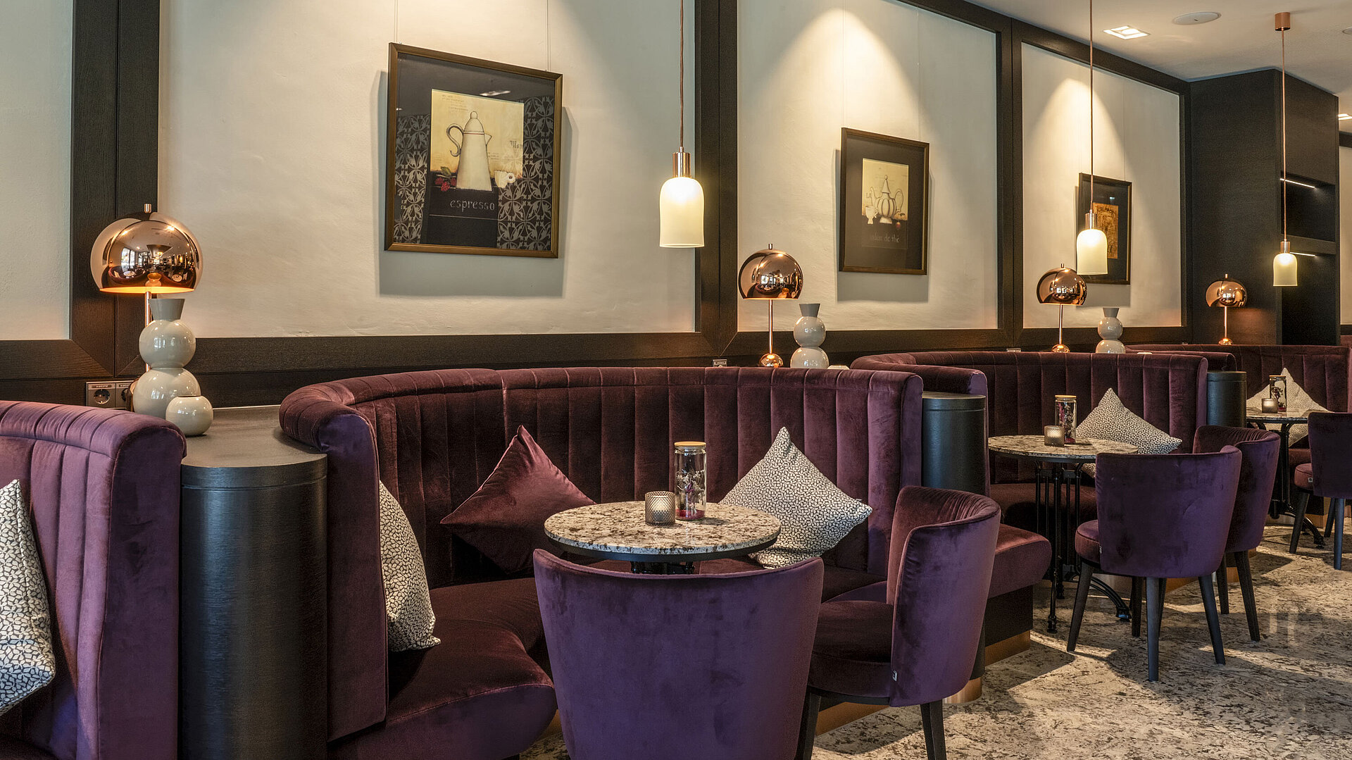 Cozy lounge of the hotel bar at Maritim Hotel Ingolstadt with stylish lighting.