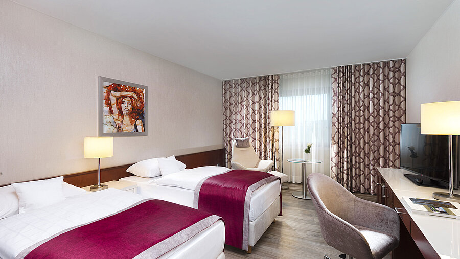 Habitación para alérgicos en el Maritim Hotel Bonn con dos camas individuales, escritorio, TV y suelo antialérgico.