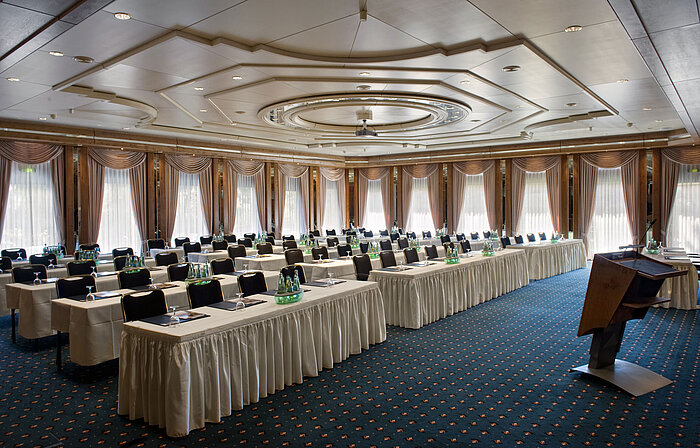 Salle de conférence avec scène et lumière naturelle à l’hôtel Maritim Bad Salzuflen