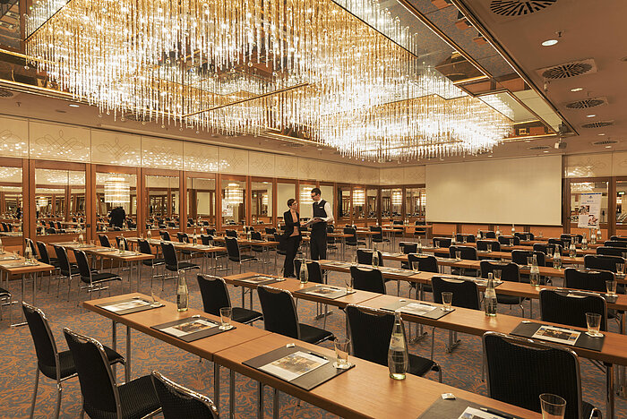 Sala espaciosa con lámparas de cristal en el Maritim Hotel Múnich