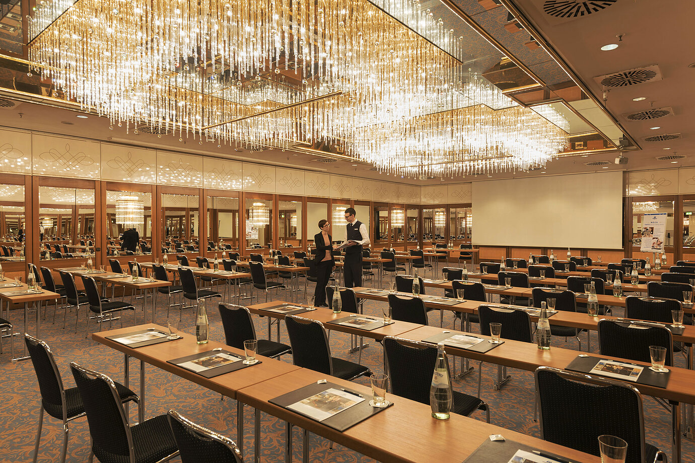 Sala espaciosa con lámparas de cristal en el Maritim Hotel Múnich