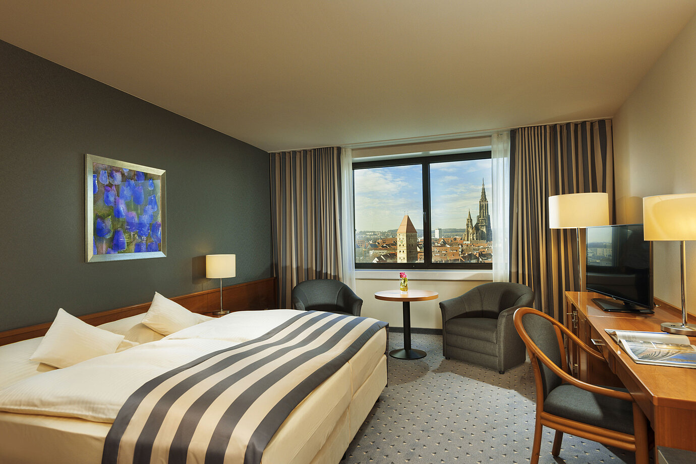 Chambre au Maritim Hotel Ulm avec lit double et vue panoramique sur la cathédrale d’Ulm