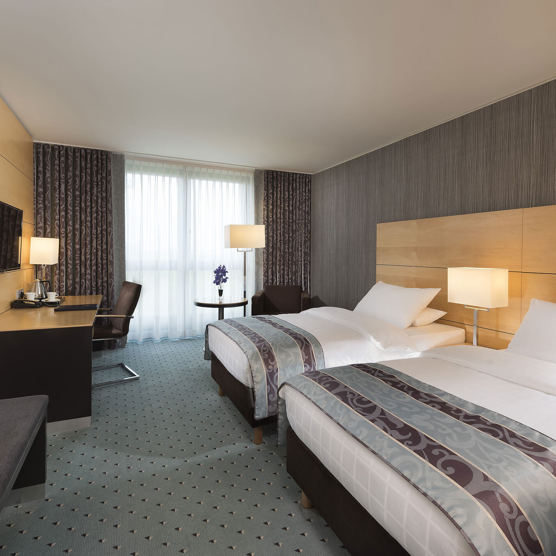 Habitacion Classic Habitación Classic Twin moderna en el Maritim Hotel Düsseldorf con camas individuales, escritorio y ventana grande.