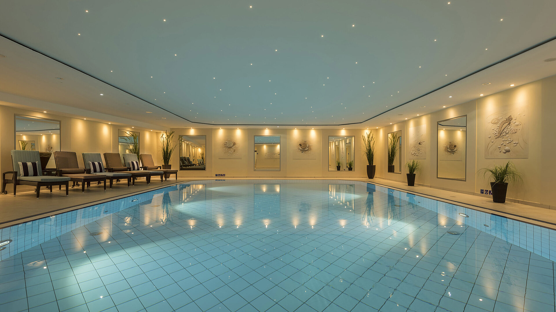 Piscina cubierta elegante del Maritim Hotel Königswinter con un ambiente relajante.
